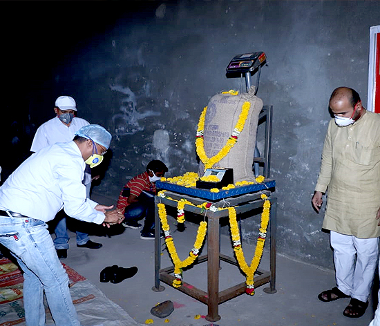 Shri Abdul Sattar, Guardian Minister for Dhule district and Minister of State for Revenue and Rural Development, inaugurating an authorised support price purchase shop at Sillod, Maharashtra
