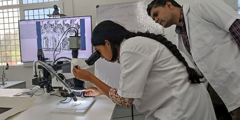 Identification of prints using a microscope